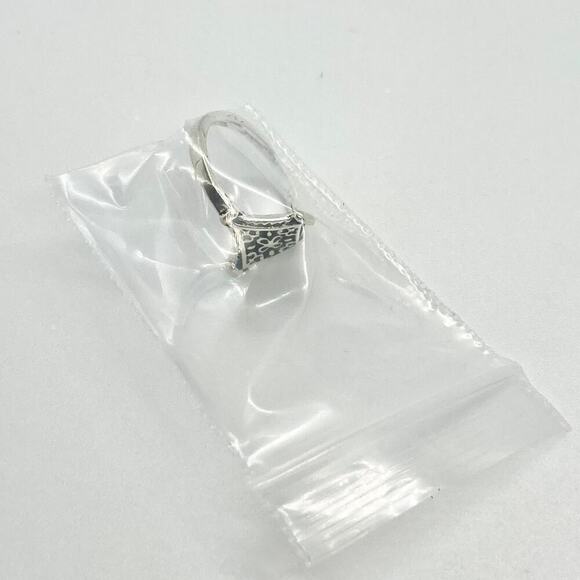 Size 5 Silver Tone Four Point Ring - Picture 8 of 8